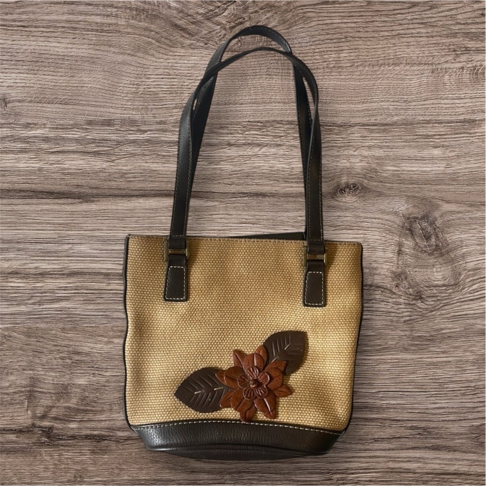 Cute tan Liz Claiborne purse with flower detail